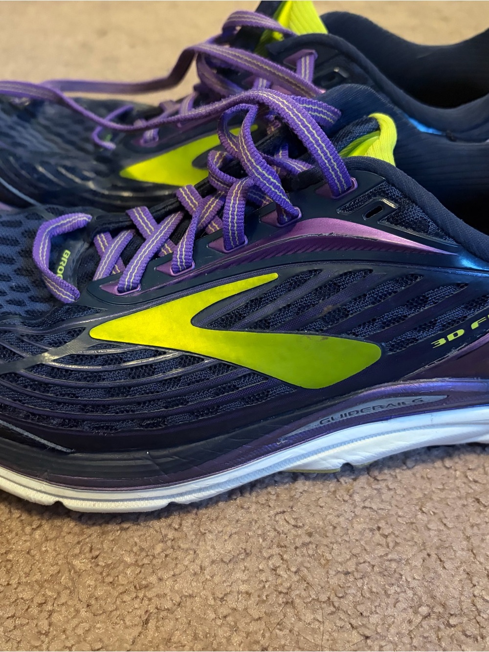 Women’s Brook’s size 8